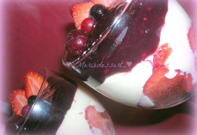 Panna cotta aux fraises et coulis de fruits rouges