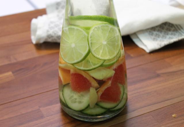 Detox water aux fruits et légumes frais