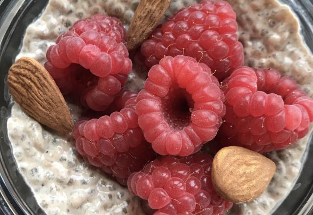 Pudding de graines de chia cacao, fruits secs et framboises