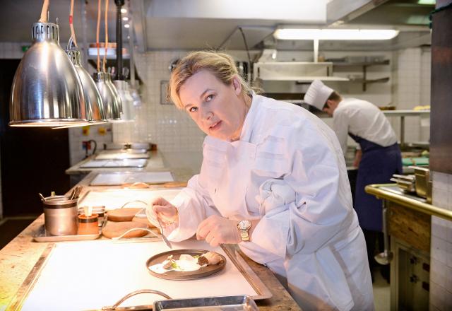 “On fait un métier qui pour une femme demande de faire des choix” : Hélène Darroze parle de la place des femmes dans le monde de la gastronomie