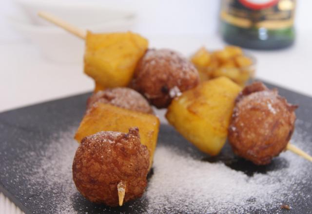 Petits beignets à la banane et ananas flambé au rhum