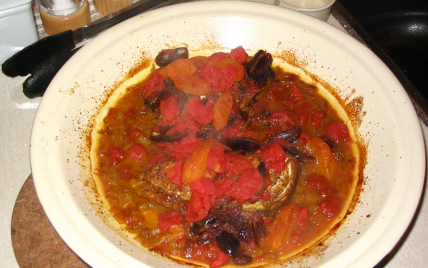 Tajine de poulet macéré aux épices, abricots et raisins secs