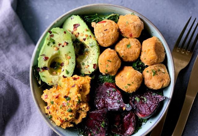 Bouddha bowl aux boulettes de pois chiches et kale