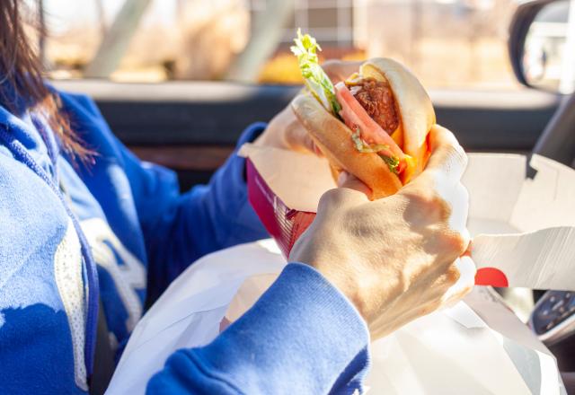 Elle trouve une souris écrasée à la place de son steak dans son burger Quick !