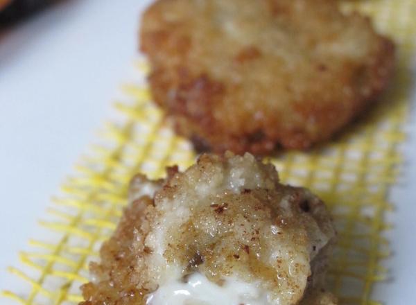 Beignets au roquefort, pruneaux, noix et abricots