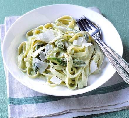 Tagliatelles à la crème aillée, aux noix et aux lardons