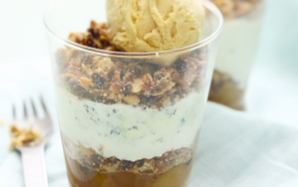 Crumble aux noix, pommes-poires en chutney, mousse au bleu et glace au miel