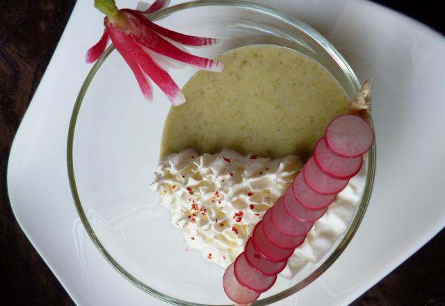 Velouté de fanes de radis et sa chantilly au lard fumé