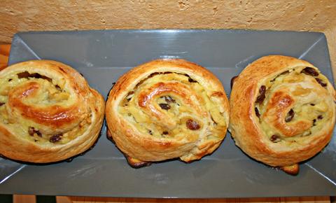 Pains aux raisins fourrés à la crème pâtissière et aux pommes caramélisées