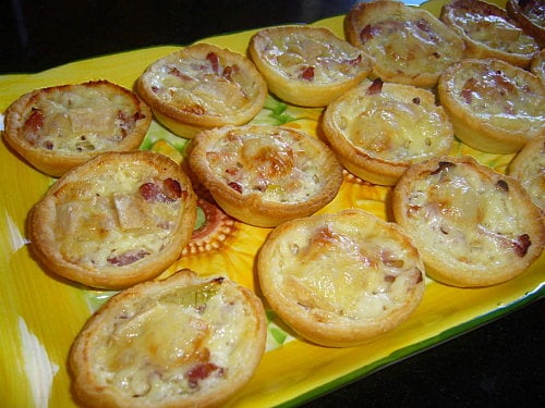 Mini-tartelettes saint nectaire / oignons / lardons