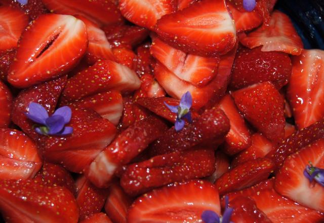 Salade de fraises aux violettes