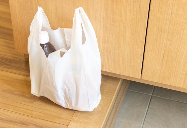 Comment plier ses sacs plastiques pour qu’il ne prenne pas trop de place ?