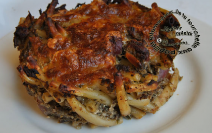 Gratin de pâte à la brousse, aux chénopodes, aubergines et chipolatas