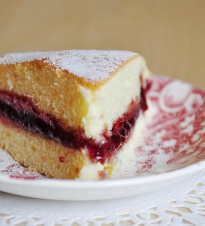 Gâteau léger et moelleux garni de confiture