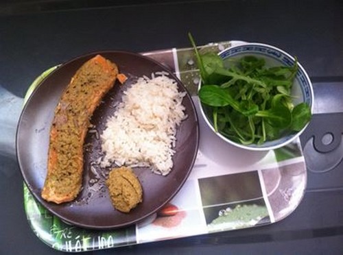 Pavé de saumon mariné à la tapenade verte à la truffe, son riz blanc et son mélange mâche et roquette