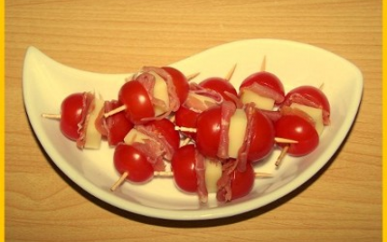 Brochettes de tomates, jambon cru et Etorki