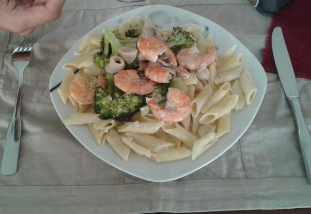 Penne au broccoli, crevette et calamars