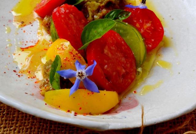 Salade de tomates multicolores, caviar d'aubergines au basilic