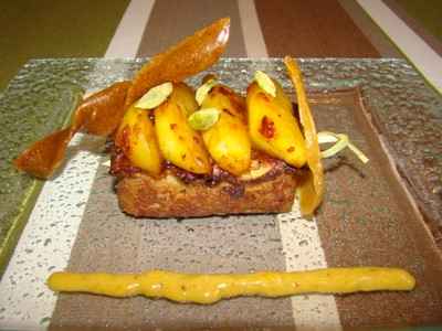 Poires caramélisées à l'orange et cardamone, pain d'épice façon pain perdu