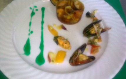 Mariniere de moules en gelée de safran,marinade de légumes niçois, jus au basilic