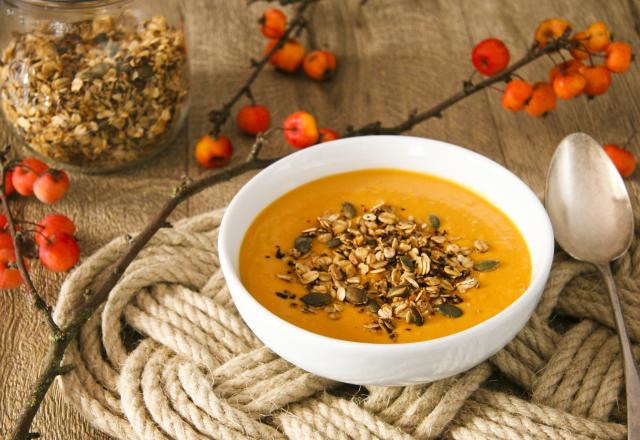 Soupe de butternut aux lentilles corail et granola salé