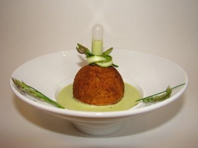 Cromesquis de sole et morilles sur un velouté d'asperges vertes