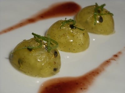 Ananas et fruit de la passion en gelée, coulis de fruits rouge