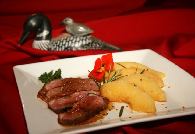 Magret de canard aux coings à la vapeur de romarin