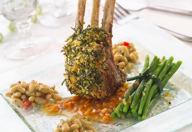 Carré d'agneau en croûte d'herbes et ses flageolets à la provençale, ses fagots de haricots verts et échalotes suées