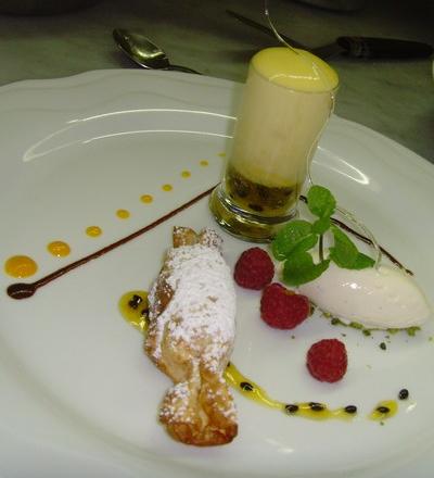 Parfait croustillant au stroudel de pomme, espuma passion et glace acidulée au miel