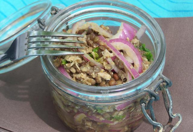 Salade épicée de lentilles, thon et oignons rouges