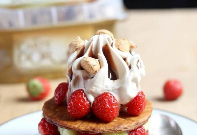 Mille-feuille aux fraises et glace Carte d'Or® façon glacier saveurs amande et vanille