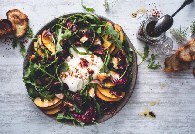 Salade de pêches, roquette et burrata