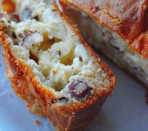 Cake aux noisettes et fromage de brebis