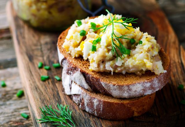 Oubliez l’omelette, voici comment transformer les œufs en de délicieuses tartines protéinées pour l’apéro !