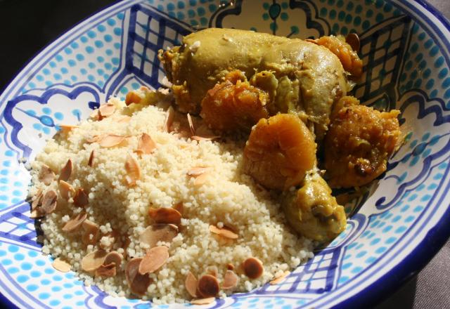 Tajine de poulet aux abricots et semoule aux amandes