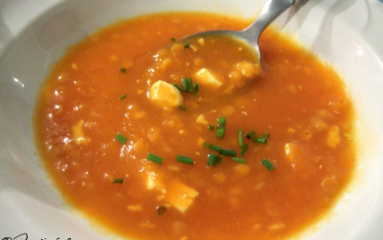 Soupe à la carotte, aux lentilles corail et au tofu