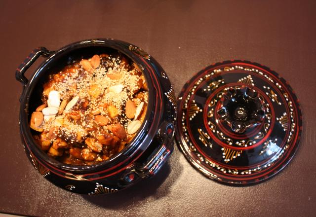 Tajine de poulet aux abricots, pruneaux et amandes