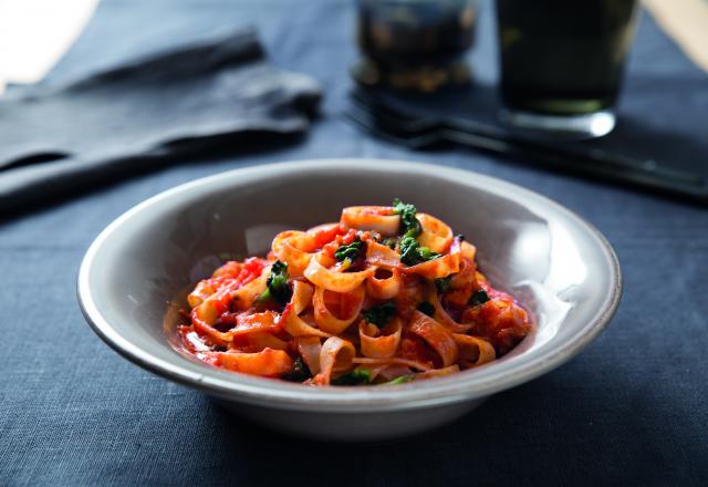 Tagliatelle sauce pesto rosso et feuilles d’épinards