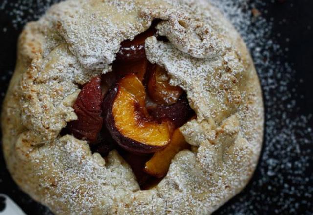 Tarte rustique aux pêches Roussane et noisettes d'Aquitaine