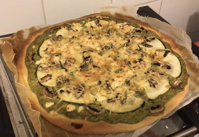 Pizza au pesto, fromage blanc, courgette et champignons