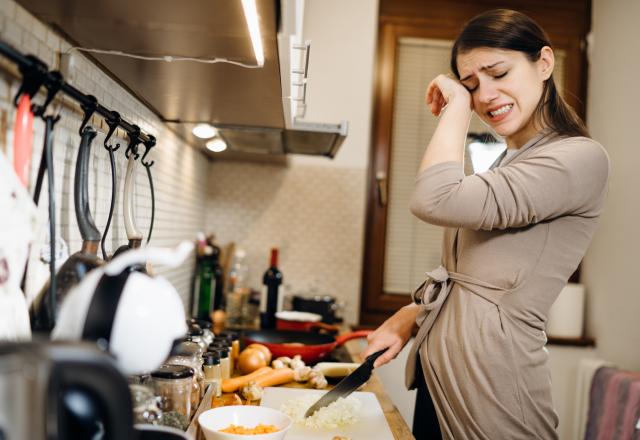 Voici l’astuce infaillible d’un chef pour couper les oignons sans pleurer !