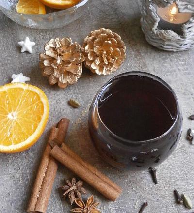 Jus de raisin chaud épicé comme un vin chaud