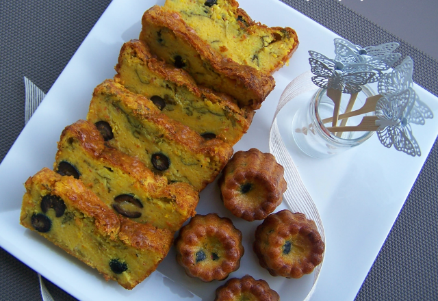 Cake au poivron jaune, aux olives noires et au cresson