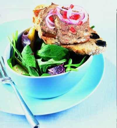 Tartine de Pâté de campagne, roquette et pousses d'épinards