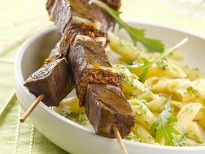 Brochettes de bœuf aux tomates confites et Penne Ricotta - pistou