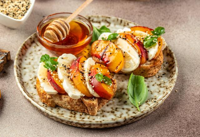 Fraîches et gourmandes, Cyril Lignac partage sa recette de tartines croustillantes à la burrata et aux pêches rôties !