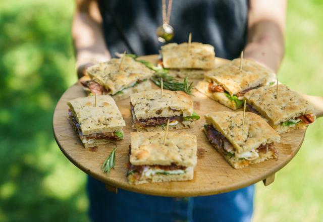 Mini sandwich à la focaccia, mozza, jambon cru, tomates séchées et pousses d’épinard