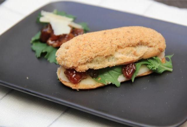 Eclairs croustillants au Cantal, chutney de poires