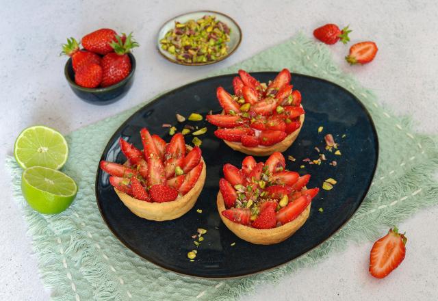 Tartelettes aux fraises, crème de cheesecake et pistaches